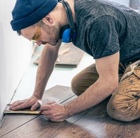 Man working on floor laminate